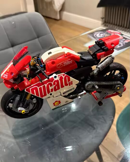 Фото від покупця — зібраний DUCATI V4 на столі