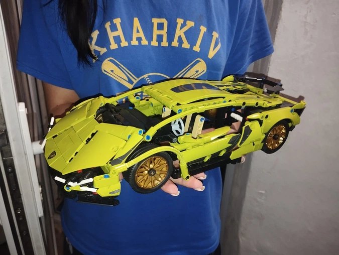 Відгук — покупниця тримає зібраний Lamborghini в руках