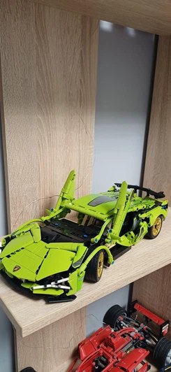 Відгук — Lamborghini з відчиненими дверима на полиці поруч з іншою моделлю